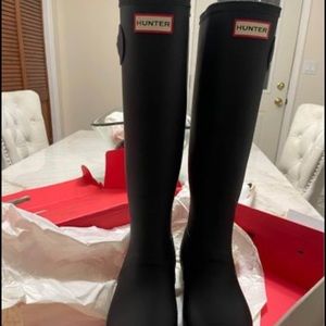 Hunter rain boots never worn